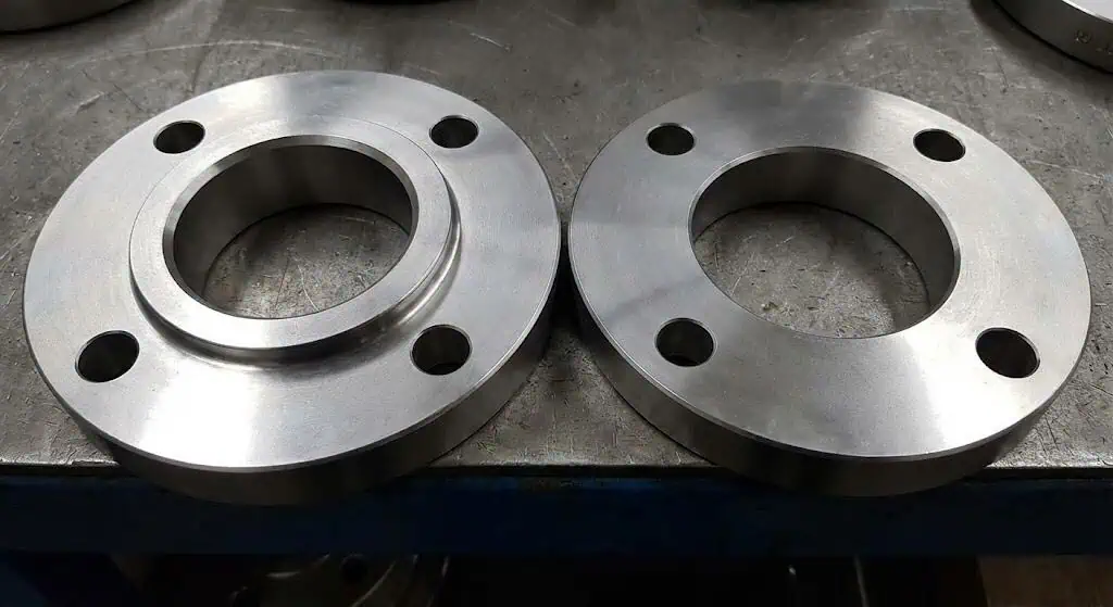 RF vs FF flange visual comparison Visual comparison of Raised Face (RF) and Flat Face (FF) flanges showing raised sealing land vs full-face contact